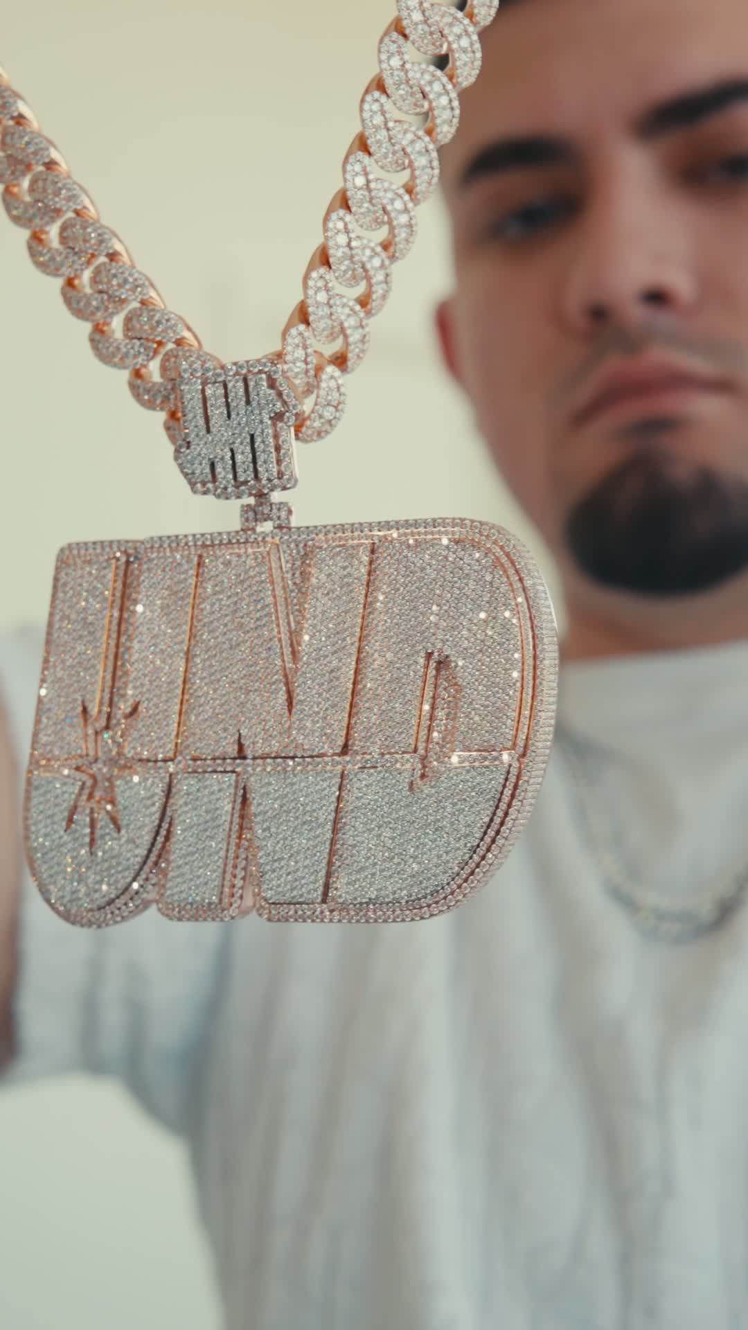 UND pendant detail
